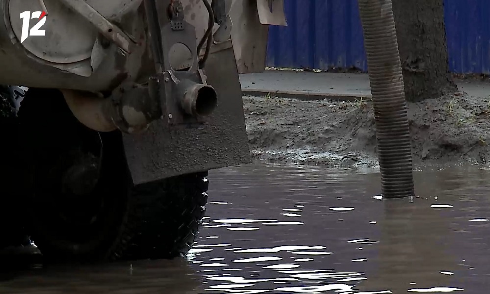 Омские сотрудники УДХБ откачивают воду после дождей