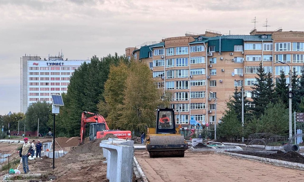 В Омске вовсю идёт благоустройство центрального пляжа даже под дождём
