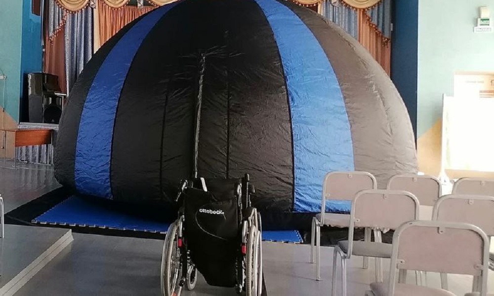 Из Омска в Стаханов для детей с особенностями здоровья отправили мобильный планетарий 