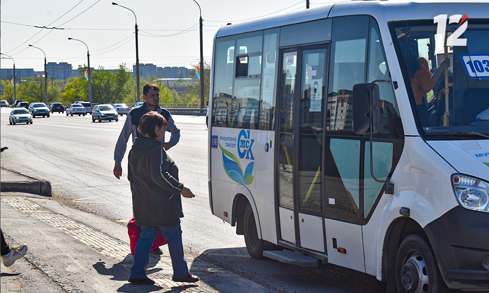 Омским водителям напомнили про штрафы за высадку детей-безбилетников