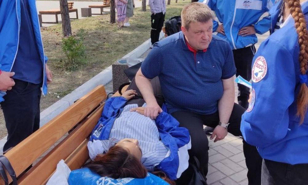 Главврач омского онкодиспансера Дмитрий Маркелов помог студотряднице, которой стало плохо на открытии трудового семестра 