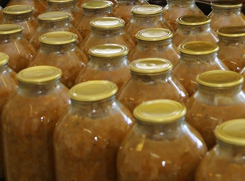 В Омске консервируют овощи за решёткой