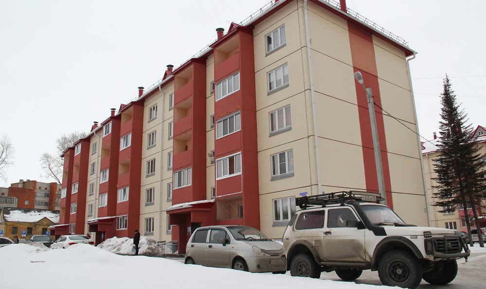 Семья омички дождалась новоселья после 8 лет жизни в аварийном доме