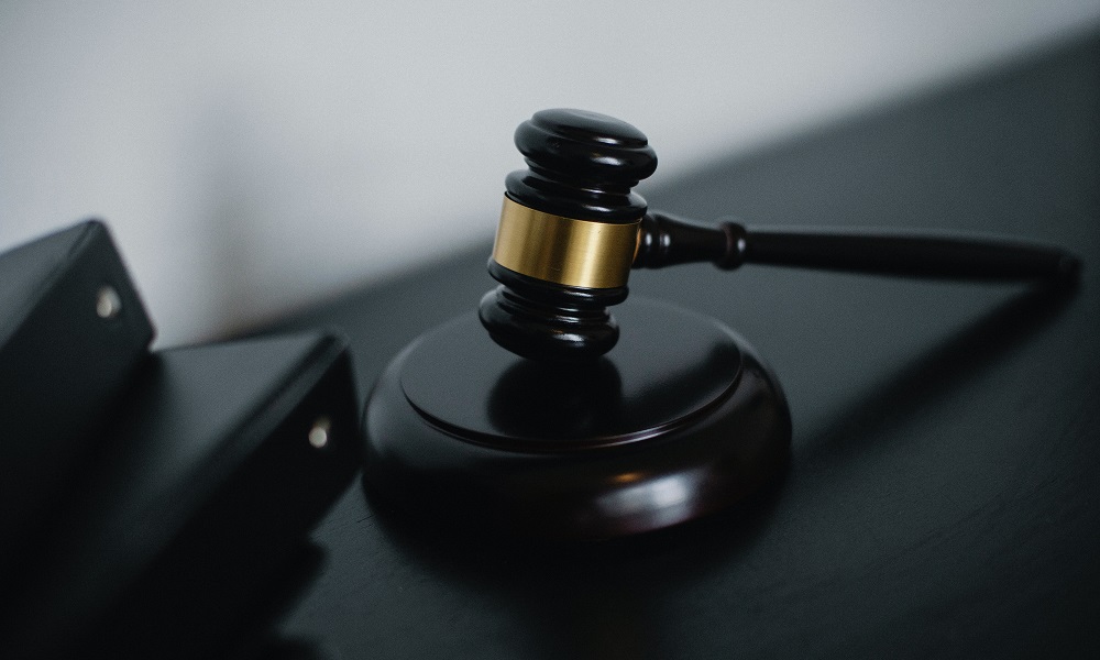 Омич отказался пускать к себе домой сотрудников УК, которые хотели предотвратить разрушение стены здания