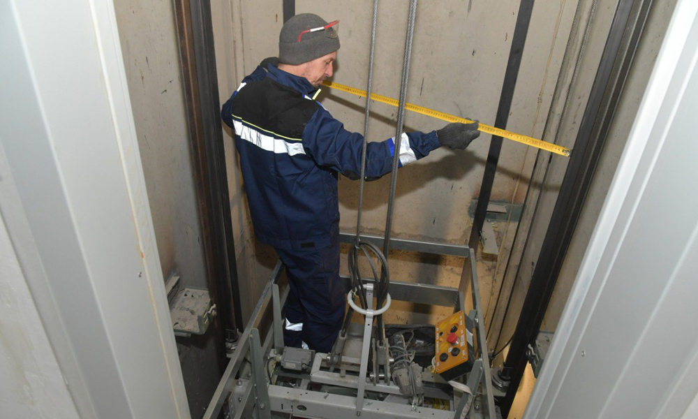 65 новых лифтов установили в многоквартирных домах Омской области