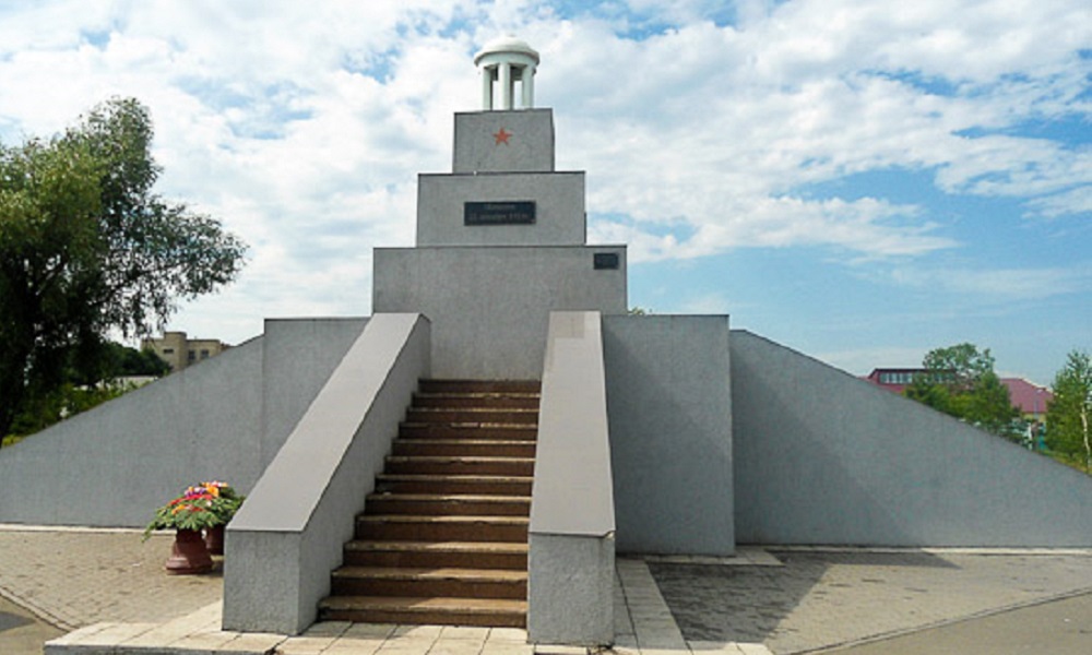 Старый кировск. Памятник Куломзинское восстание Омск. Памятники в Старом Кировске Омск. Омск площадь Восстания. Памятник жертвам Куломзинского Восстания.