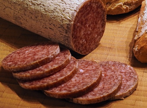 Омичей на Масленице угостят колбасой в 100 кг