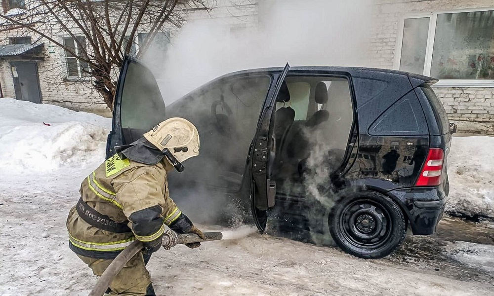 В Таре загорелся легковой автомобиль
