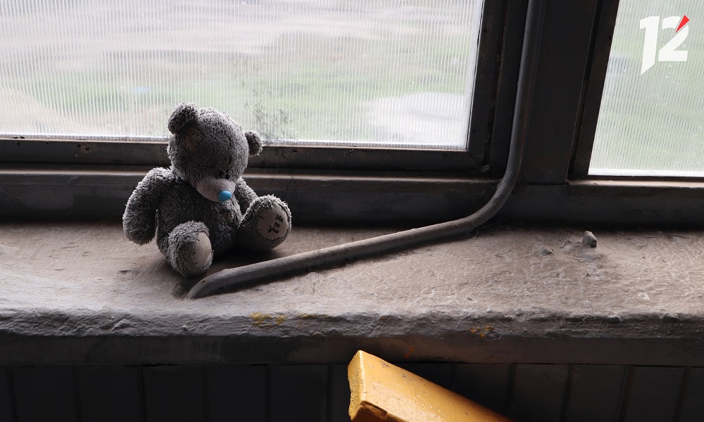 В Омске судебные приставы передали ребёнка под опеку государства