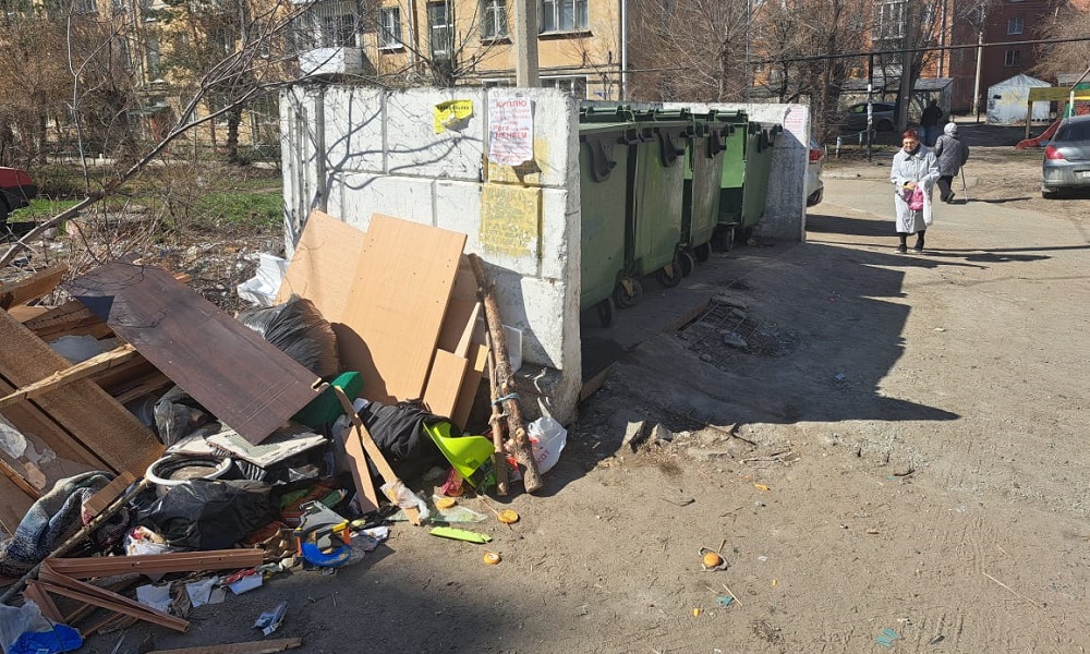 Глава ГЖИ рассказал, в каких дворах Омска плохо убирают мусор