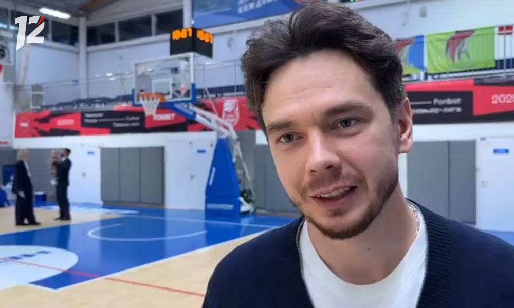 Нападающий «Авангарда» Ансель Галимов посетил баскетбольный матч команды «Нефтяник-Титан»