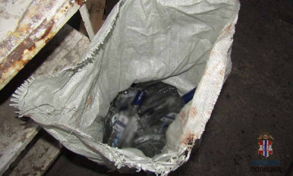 Ранним утром бездомный омич попытался украсть из магазина 48 бутылок водки