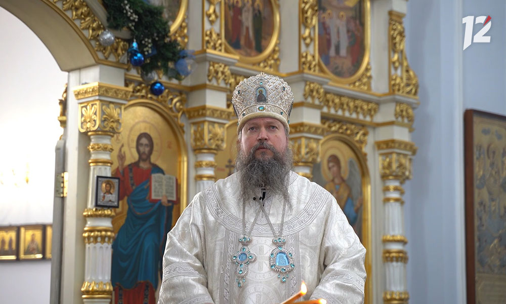 Митрополит Омский и Таврический Дионисий освятил воду в Успенском Кафедральном соборе