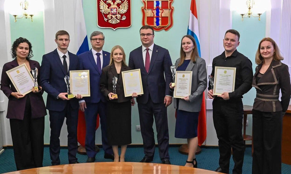 Виталий Хоценко вручил премии молодым омским учёным 