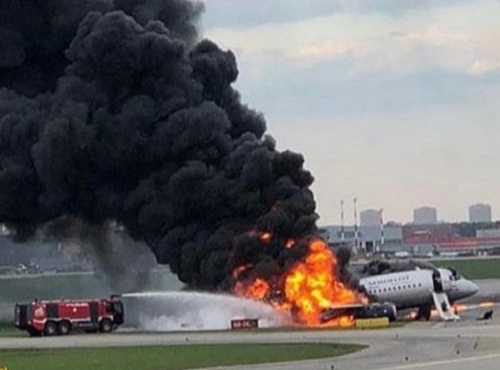 В московском аэропорту загорелся самолёт, погиб 41 человек