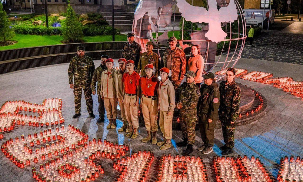 В Омске рано утром зажгли Свечи памяти