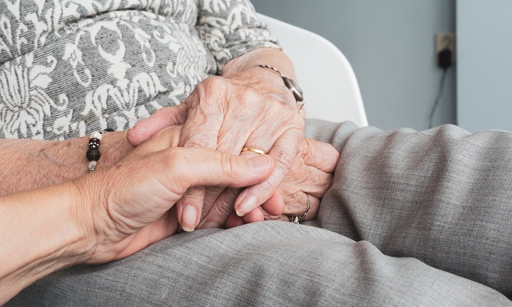 Хотела помочь сестре в реанимации: 78-летняя омичка отдала неизвестным 600 тысяч рублей