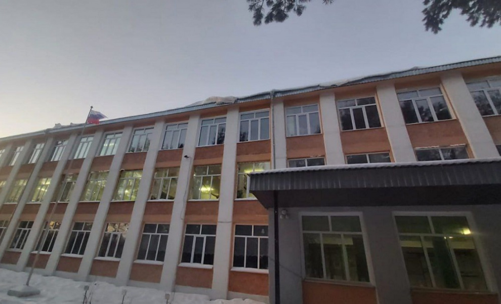 «Стало тепло и уютно»: в Большеуковской школе по поручению Виталия Хоценко заменили окна на пластиковые