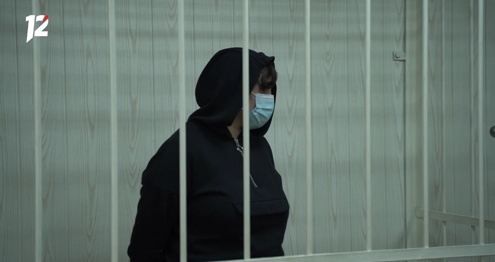 Женщину, которая из ревности порезала омича и сбросила его девушку с лестницы, отправили в колонию на 9 лет