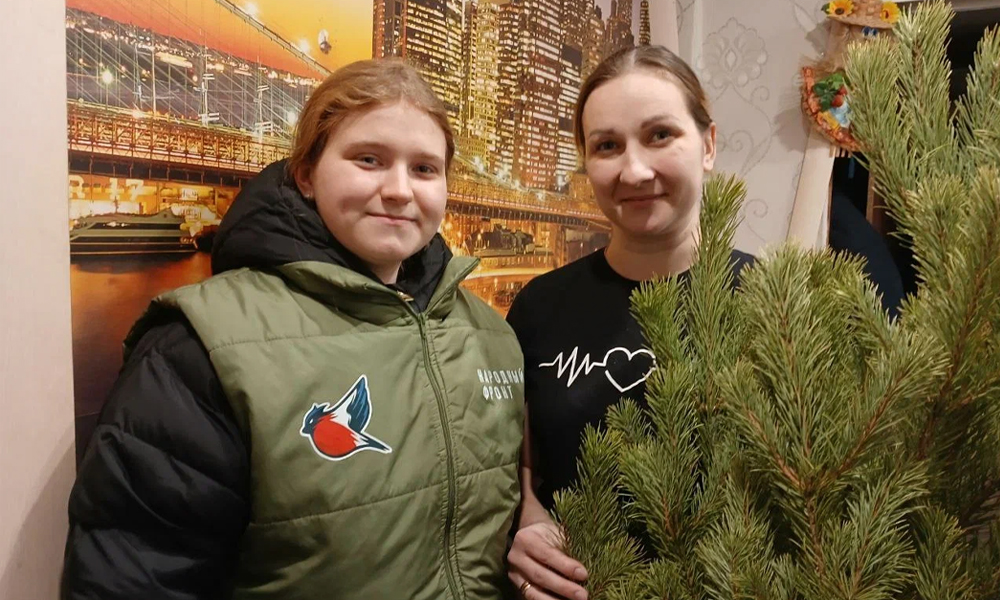 В Омской области активисты подарили новогодние ёлки семьям военнослужащих