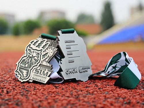 Победители и призёры Сибирского международного марафона плучат зелёные медали