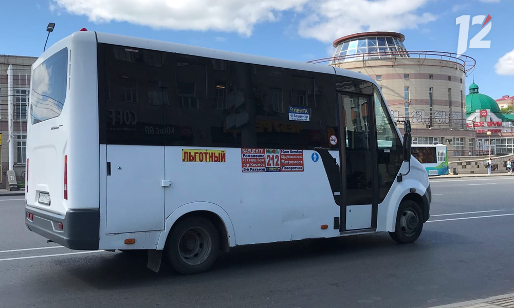 Омские маршрутки начали возить пассажиров через центр города по новым схемам