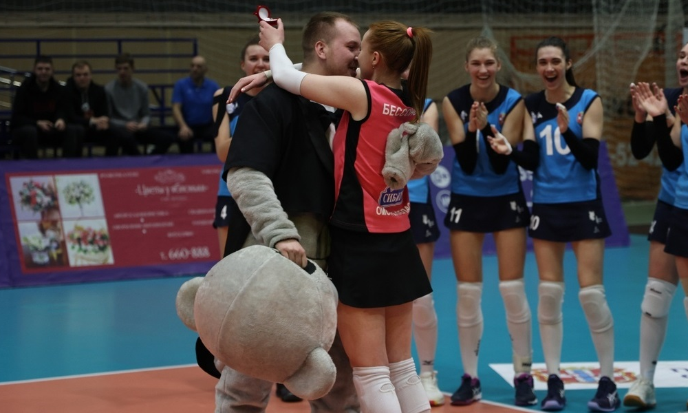 Волейболистке «Оми» сделали предложение руки и сердца прямо на игровой площадке