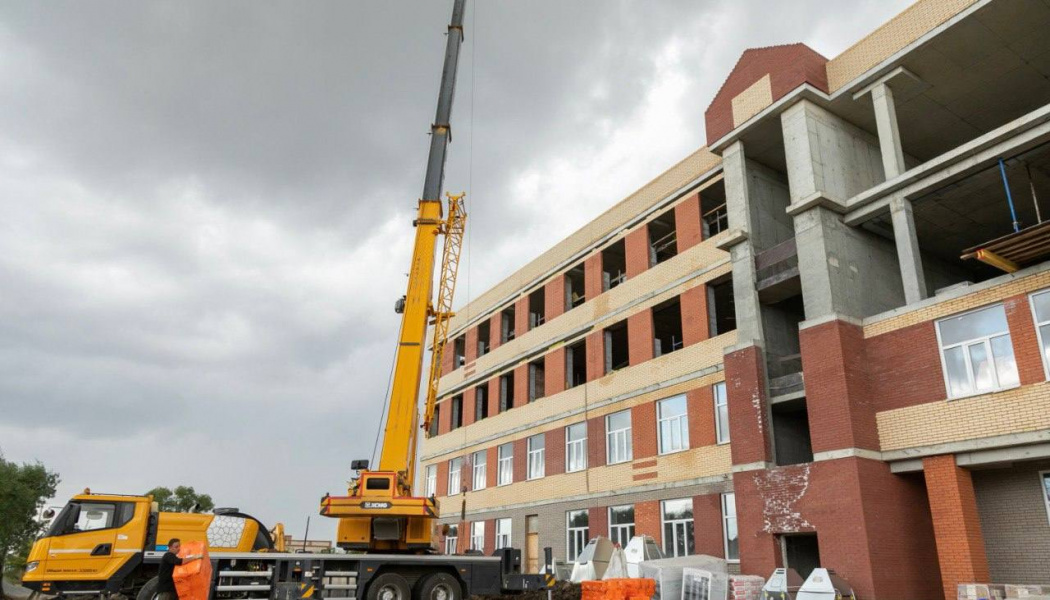 Строительство школы в Исилькуле держит на личном контроле губернатор Омской области Виталий Хоценко