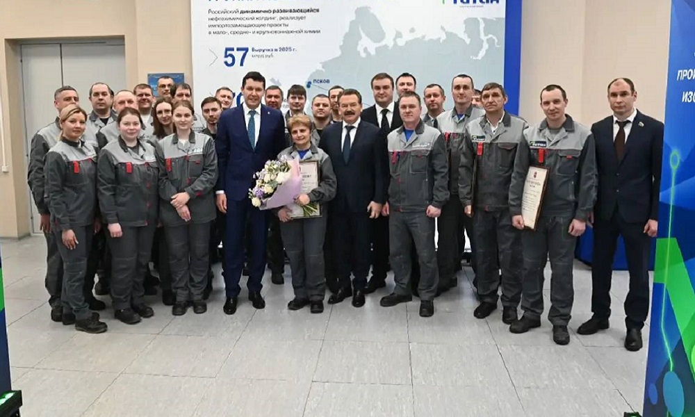 Глава Минпромторга России Антон Алиханов и губернатор Виталий Хоценко запустили установку по производству изофорона