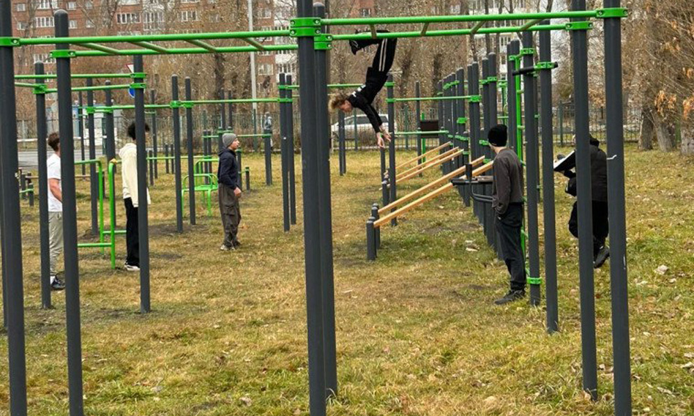 В Омске открыли новую спортивную площадку на территории школы в Центральном округе