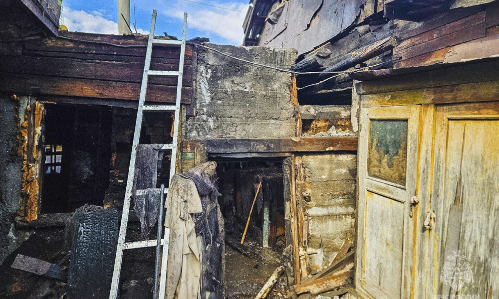 В Омске произошёл пожар в пристроенном к частному дому сарае