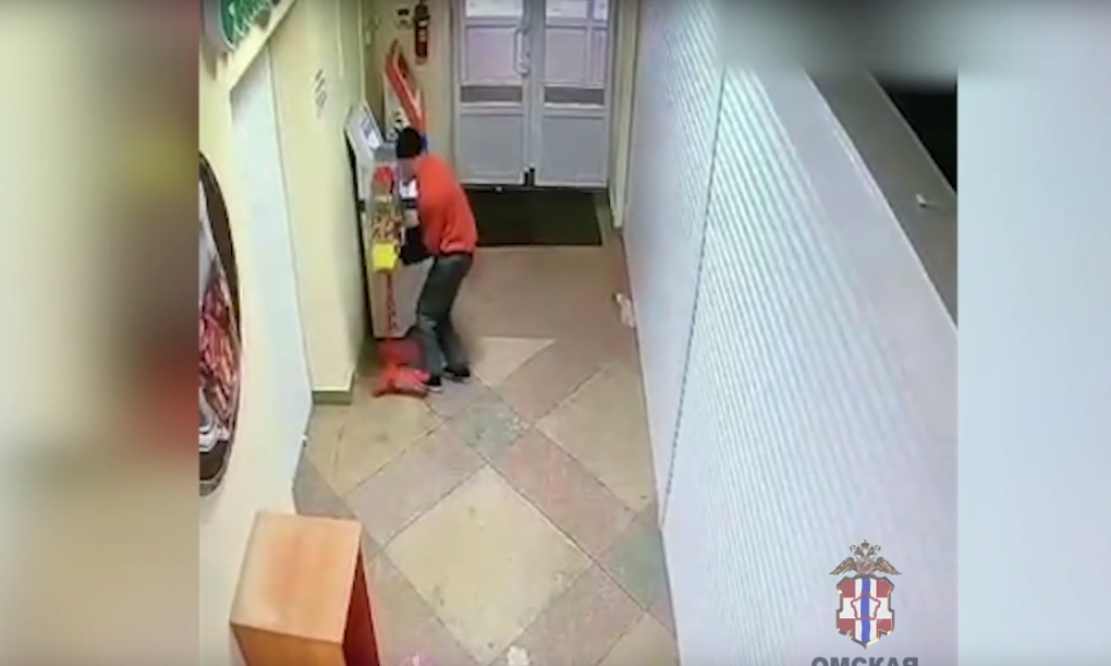 46-летний омич похитил из магазина автомат со сладостями 