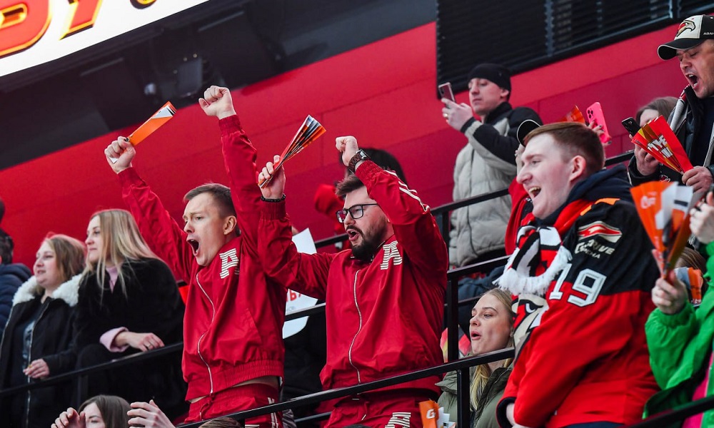 Нападающий «Авангарда» Райан Спунер сравнил отношение болельщиков к хоккею в Омске и Канаде