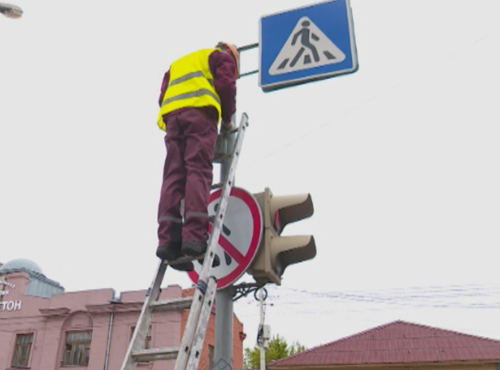 Светофоры Омска готовят к лету