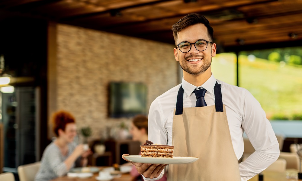 В Омске ищут официантов, которые будут работать на «G-Drive Арене»