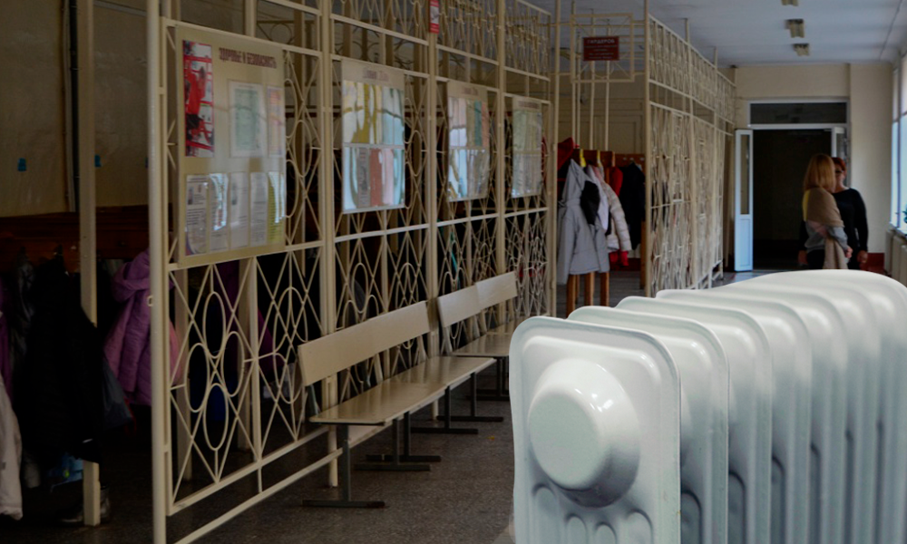 "Ребёнок сидит на уроке в куртке. Что делать?": 12 канал составил памятку для омских родителей 