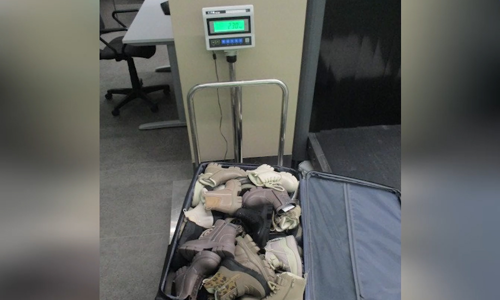 Пассажир из Китая собирался провезти в Россию 190 ботинок на правую ногу