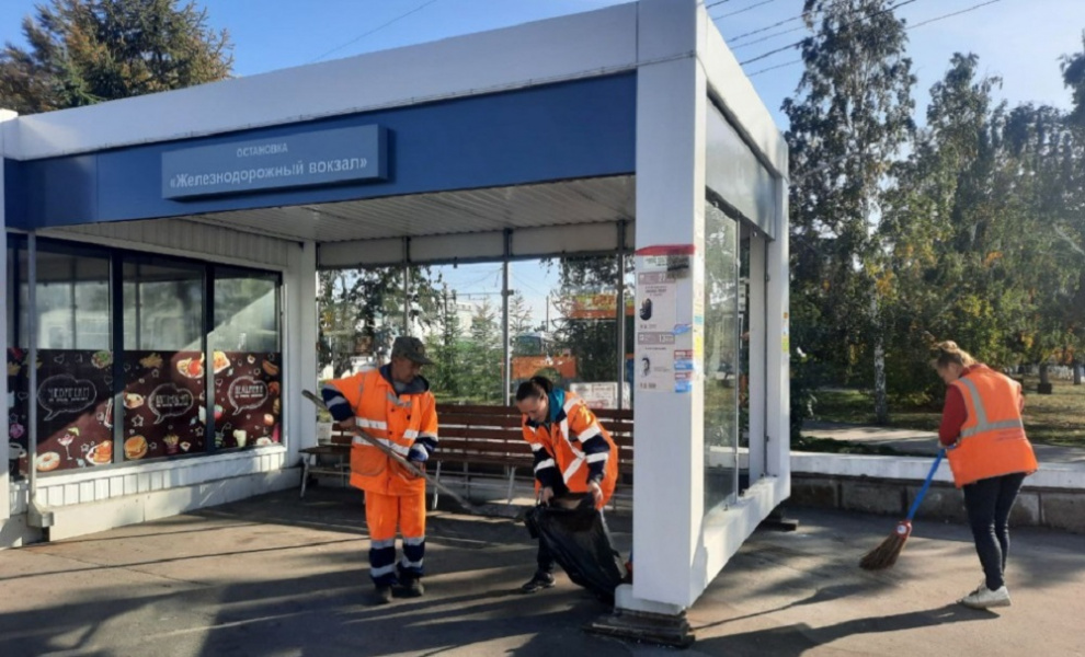 В Омске вандалы разгромили остановку возле ж/д вокзала