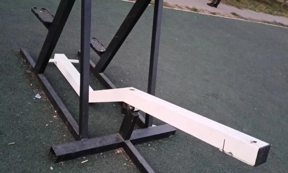В Омске неизвестные сломали тренажёры на благоустроенном бульваре в Центральном округе