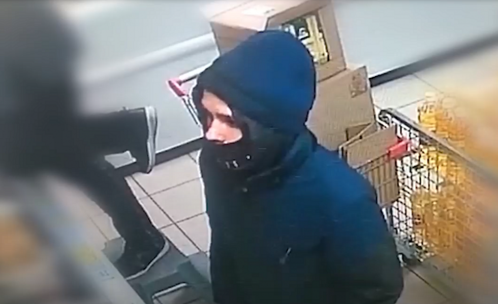 Омская полиция разыскивает юного грабителя, который отобрал телефон у школьницы