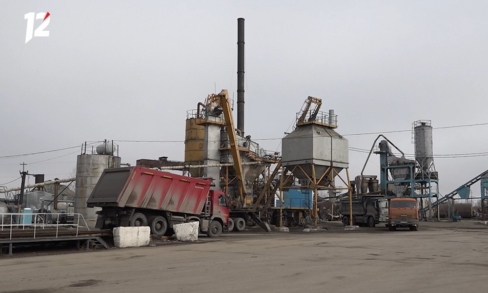 Мэр Омска Сергей Шелест посетил муниципальный асфальтовый завод 