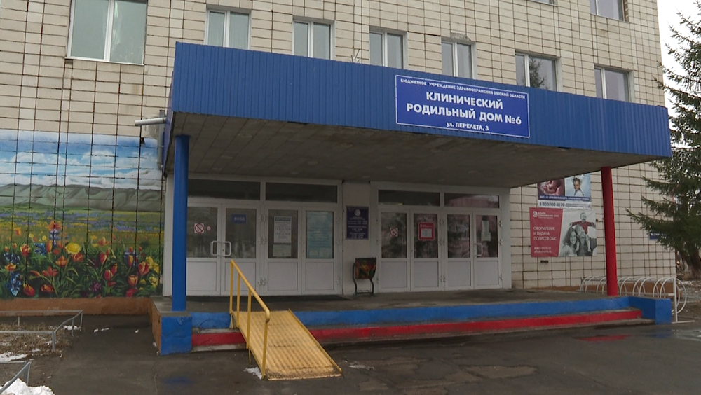 Омские полицейские установили личность матери малыша, которого принесли в роддом на Левобережье