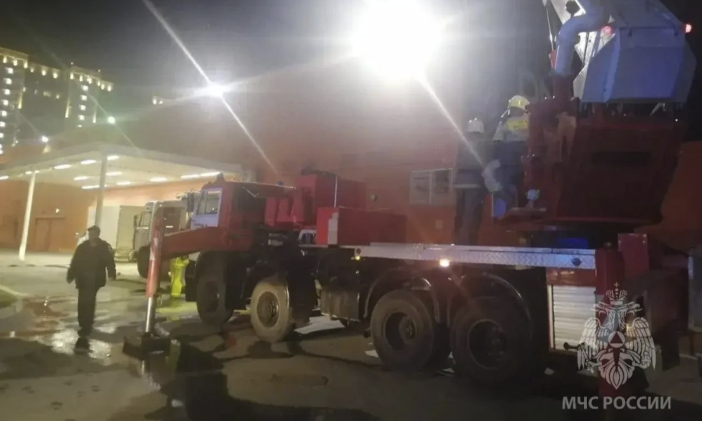 На крыше крупного гипермаркета в Омске на Левом берегу произошёл пожар