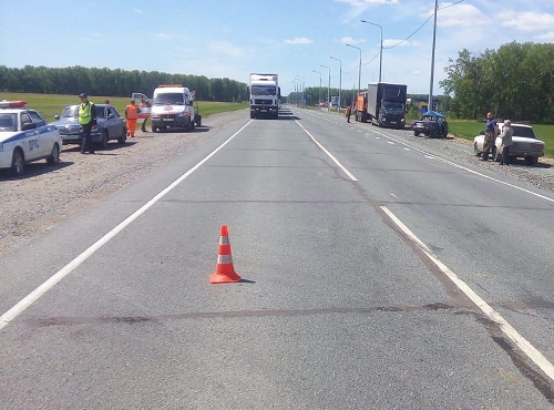 На омской трассе "шестёрка" влетела в грузовик