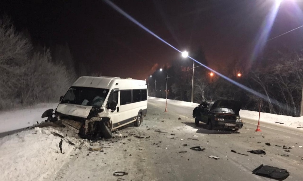 Омич на легковушке столкнулся с «газелью» и сбежал с места ДТП