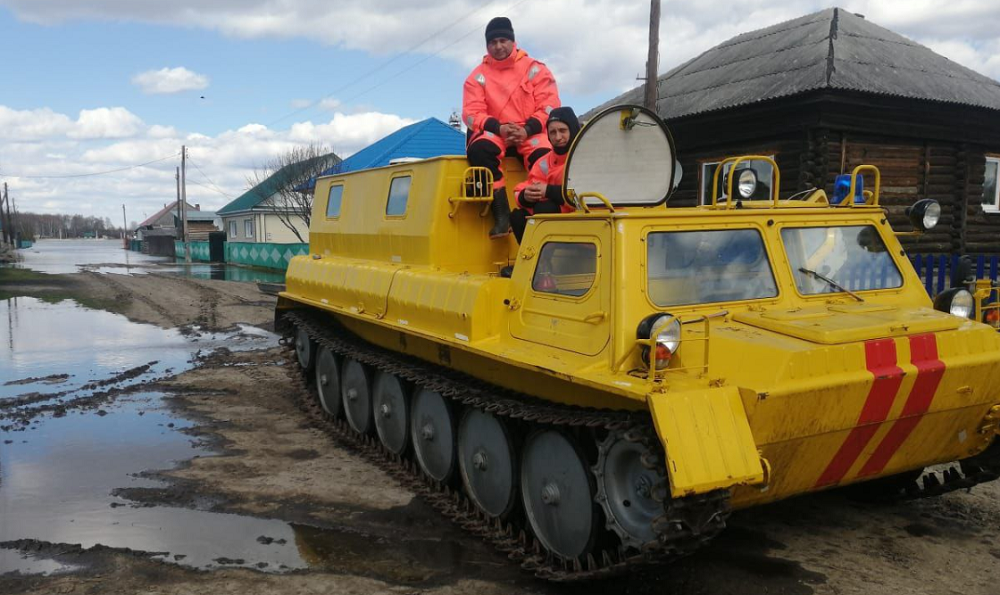 На территориях, пострадавших от паводка, на севере Омской области будет дежурить гусеничный вездеход 