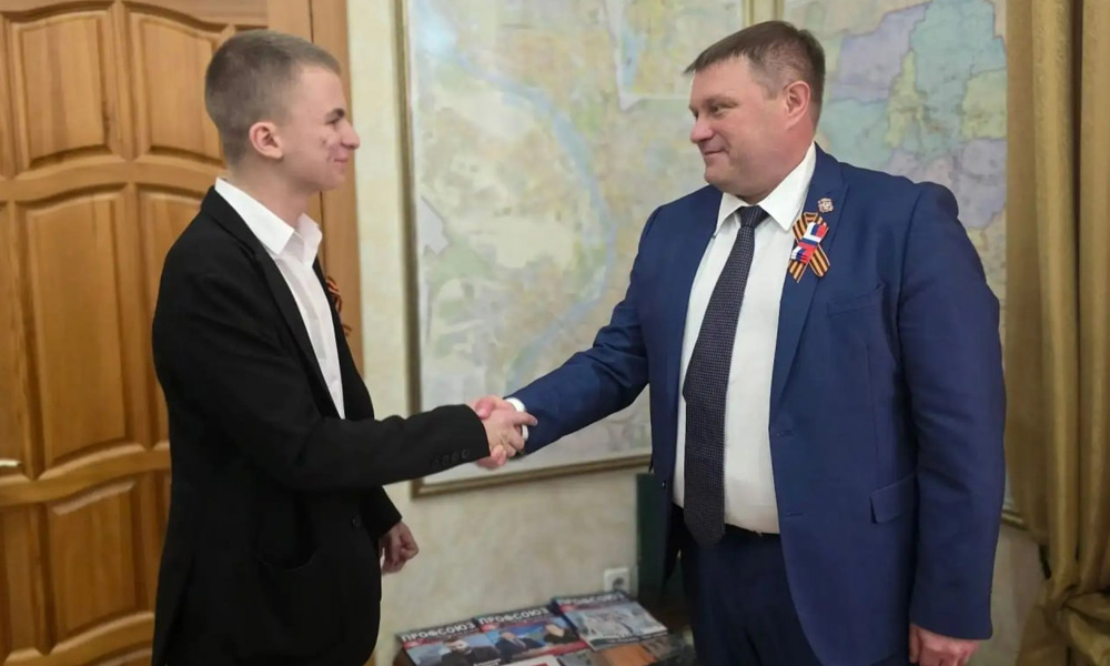 В Омске 10-классник Аркадий Козырь сделал видеоклип на песню «Едет жизнь»