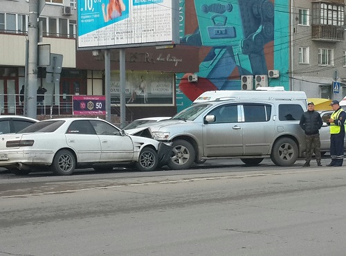 В омских Нефтяниках вылетевшая на встречку Toyota протаранила внедорожник