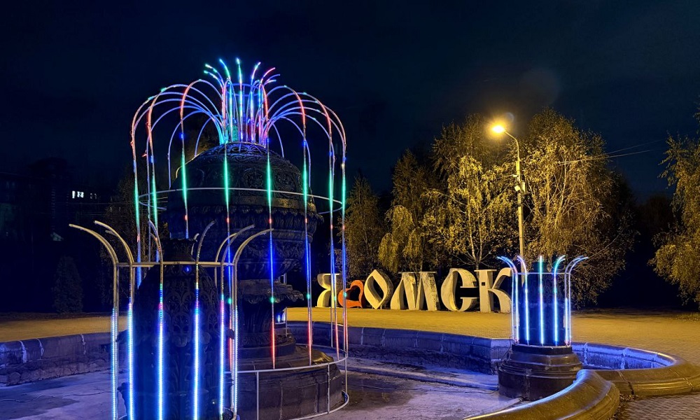 В Омске заработал первый новогодний фонтан