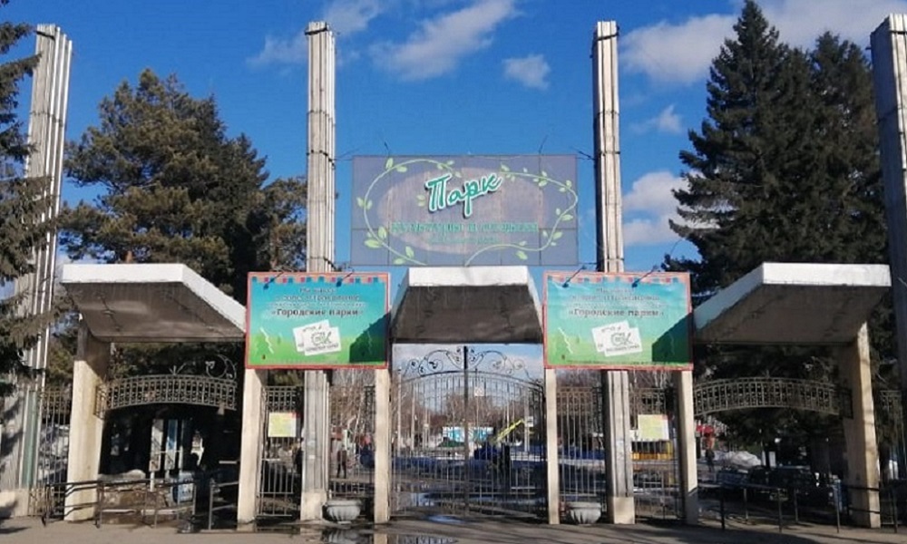 В омском парке 30-летия ВЛКСМ приступили к демонтажу колеса обозрения